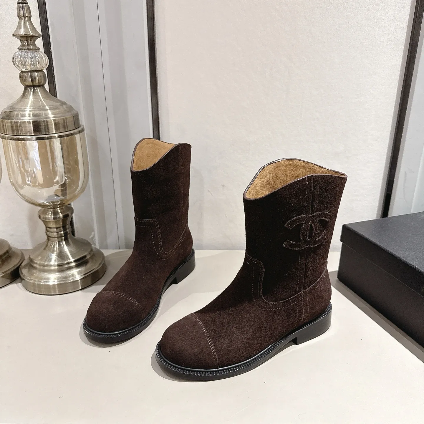 👟👟Ex-factory price 540👟👟 (Top version) CHANEL Chanel* Xiaoxiang new autumn and winter letter knight boots. This knight boot is really a representative of handsome fashion. The boots are decorated with Chanel letters, low-key yet luxurious! Simple, fashionable, individual and grand! The natural and smooth beauty has a beauty that is stunning in time. You should also show off your long legs in winter ~ Upper: imported calfskin Lining: water-dyed cowhide lining Heel height: about 3cm Size: 35-39 (40, 41 customization is not returnable)